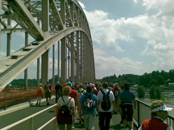 De vierdaagse vanaf een wandelaar bij de waalbrug