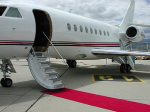 Dassault Falcon 2000 met rode loper