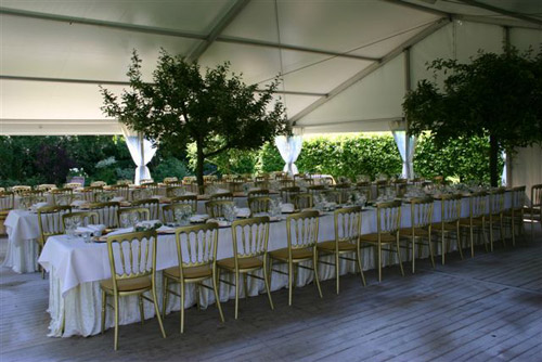 Lange tafel in verhuur tent